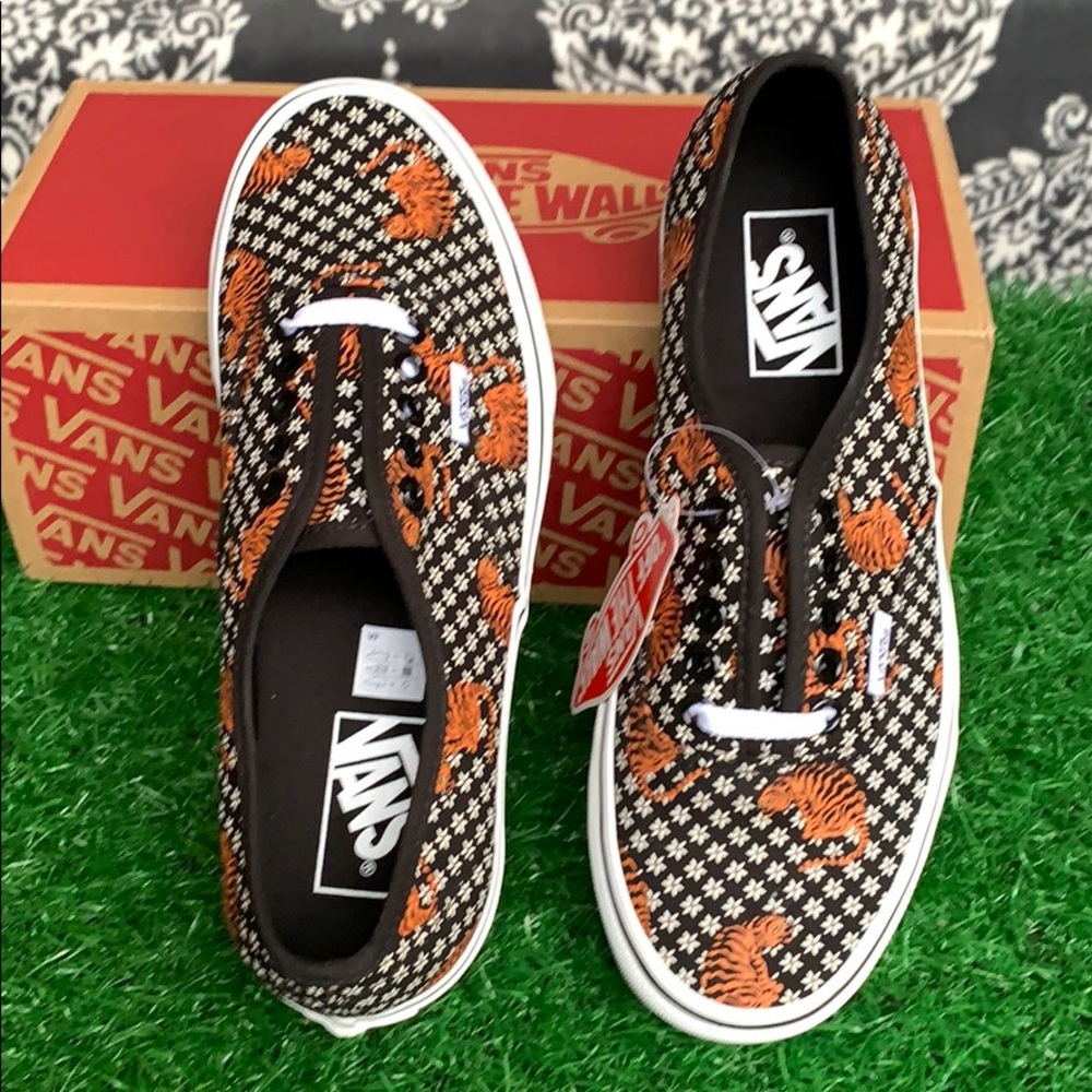 VANS AUTHENTIC TIGER FLORAL BLACK/TRUE WHITE WMNS - Picture 7 of 16